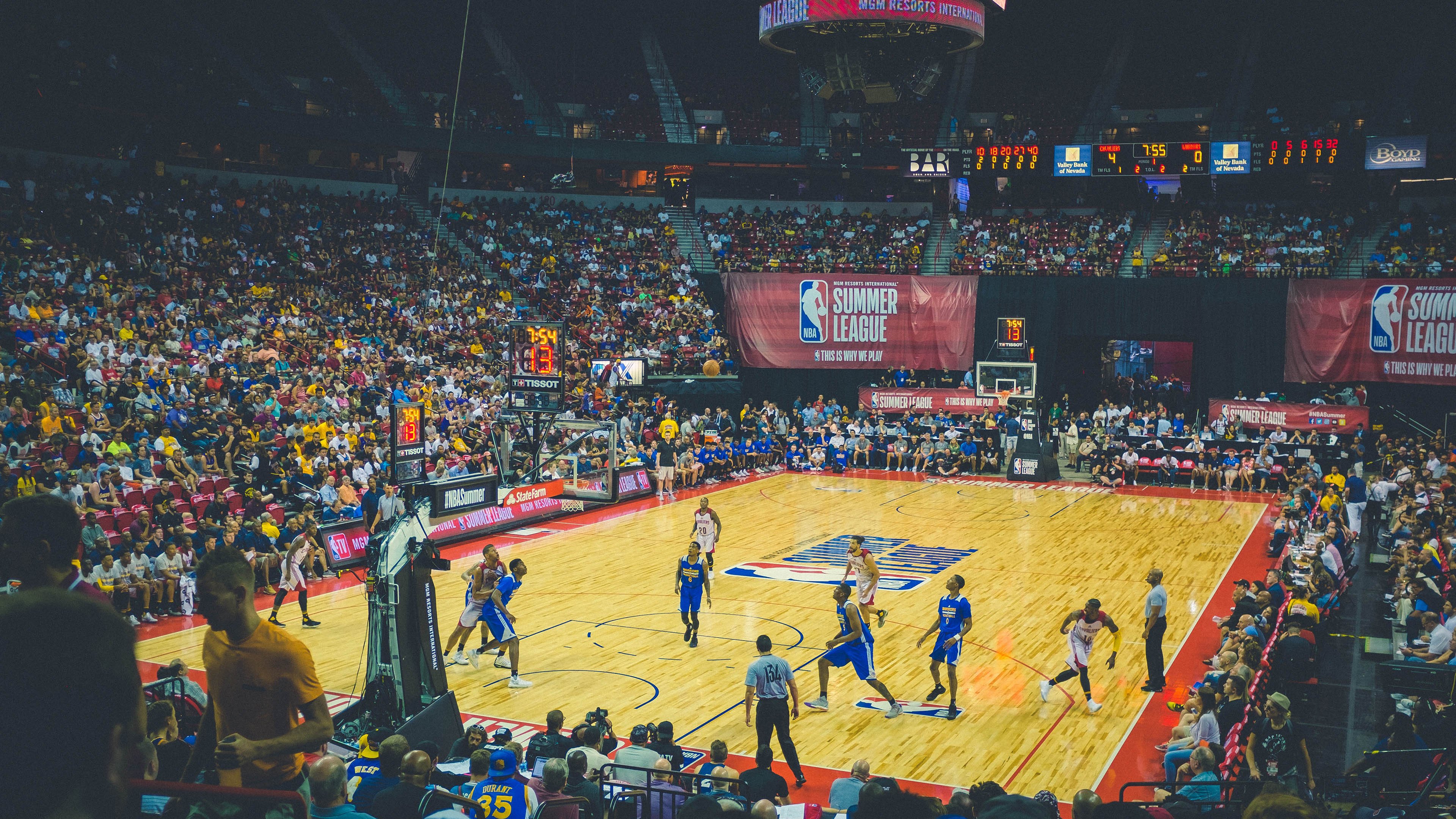 爱游戏官网-无声战曲，伦纳德在国王对阵黄蜂的焦点战中演绎篮球纯粹哲学